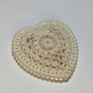 Dennison USA Vintage Celluloid Heart Ring Keeper Clam Shell Box Ivory Off White